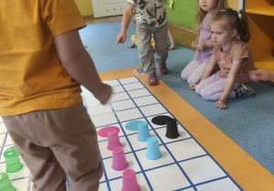 Dzieci uczące się kolorów