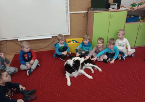 Grupa dzieci z psem