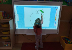 Dziewczynka przy tablicy interaktywnej