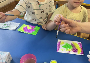 Dzieci malują farbami fluorescencyjnymi